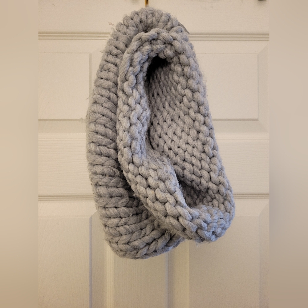 H&M Chucky Large Cable Knit Light Gray Infinity Scarf